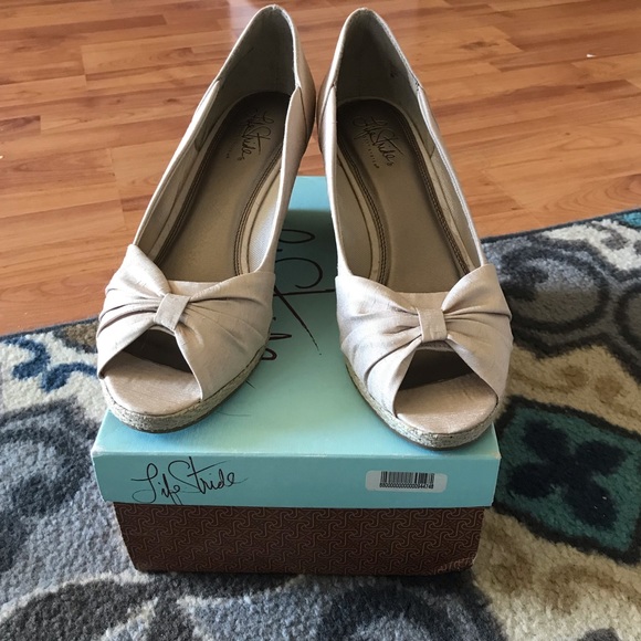 EUC Lifestride Beige Silk Wedge - Picture 2 of 6